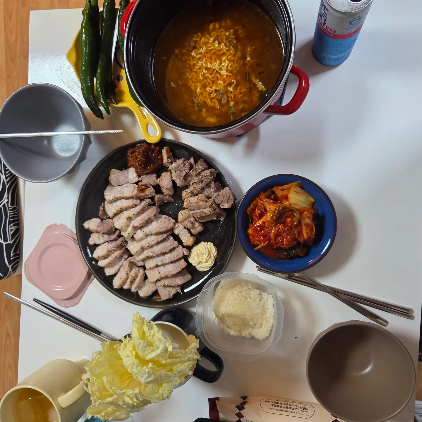 자취생 수육 상차림 — 수육, 김치, 라면, 밥 한 공기, 쌈채소
